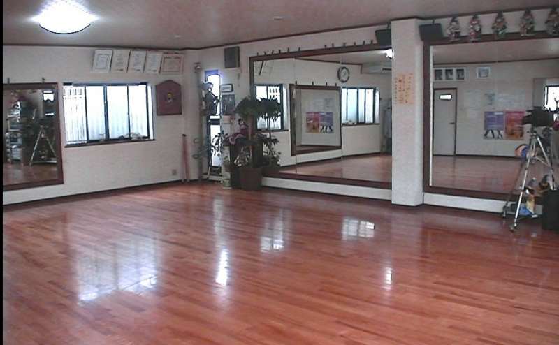 【尼崎市/阪神杭瀬駅徒歩6分】駅近 無料駐車場3台 約20坪 壁面鏡 プロジェクター  スクリーン貸出 社交ダンス ストリートダンス 練習 レッスン 月極レンタル 格安 室外喫煙所/杭瀬ダンススクール