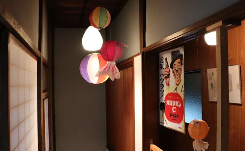 昭和レトロな廊下の先に2号室があります。和室2間続きで広々