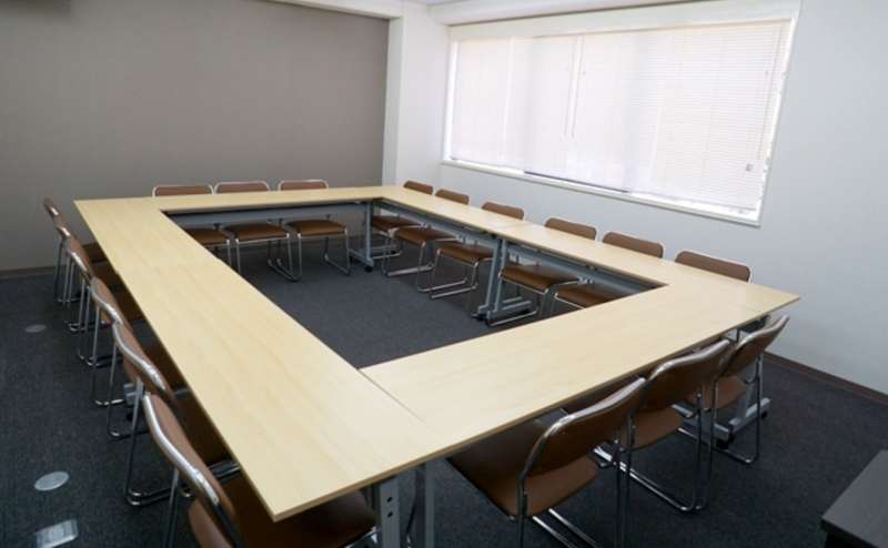 社外会議やミーティングにもぴったりのサイズ感です。落ち着きのある完全個室です