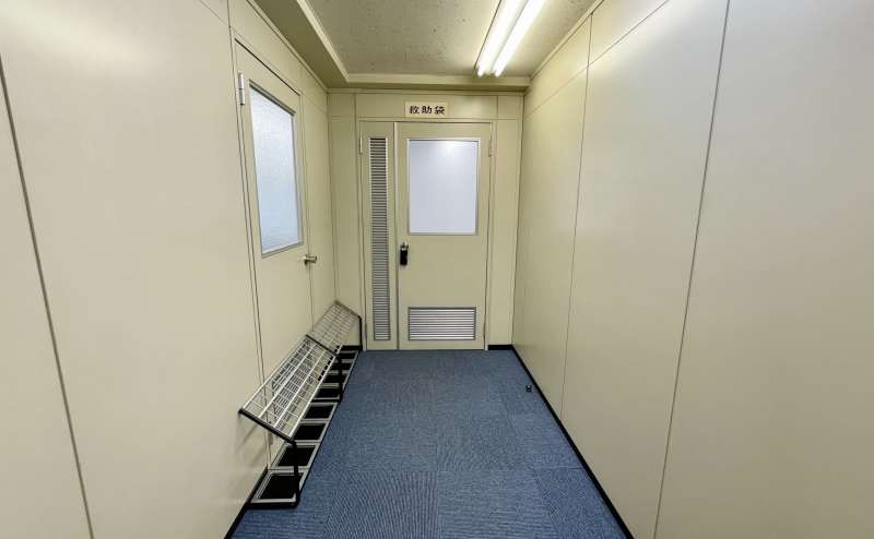 【廊下の突き当たりに、8階のスペース入口ドアです。ドアノブのキーボックスから鍵を取り出してご入室いただきます。】 - TIME SHARING 新宿8Aの写真