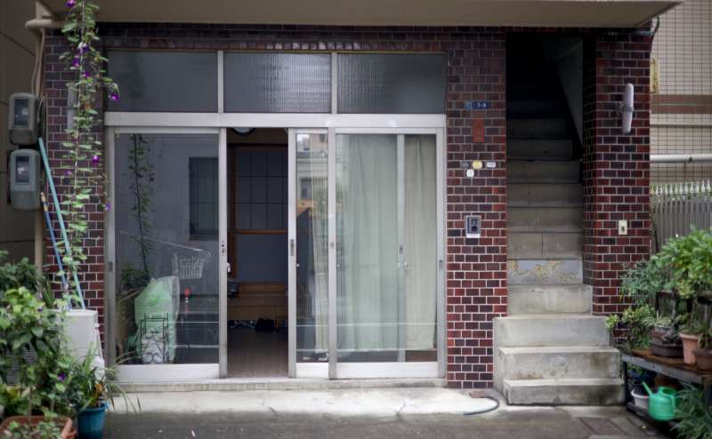 右側階段をお上がりください