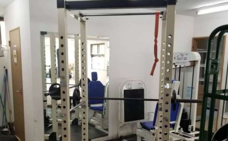 ウェイトトレーニング器具もございます。格安でご利用いただけますので少人数でのご利用も安心です