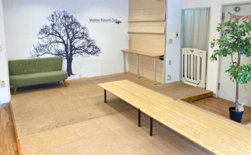 店内約半分の20.7平米が柔らかい床の小上がりスペースになってます。