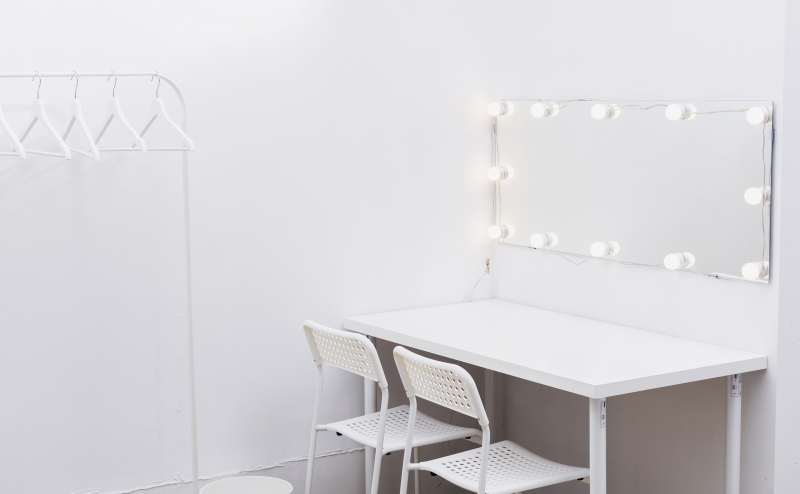 カーテンで仕切られたメイクルームです。