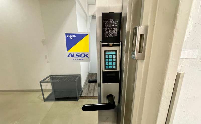 【8階共用扉の電子錠を開錠し、中にお入りください。※会議室に鍵はありません】 - TIME SHARING 四谷8Bの写真