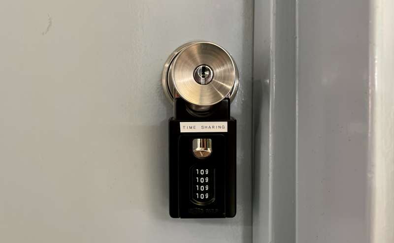 【ドアノブについている黒いキーボックスを予約完了メールに記載している番号で開けて、鍵を取り出してください】 - TIME SHARING 新宿御苑前 オリエント新宿1001の写真