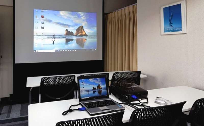 会議はもちろん、上映会・鑑賞会などにもご利用いただけます。プロジェクタースクリーン 90inch アスペクト比 4：3相当