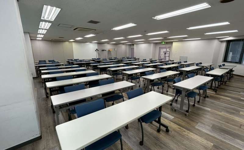 レンタルスペース 【水道橋駅 徒歩6分】100名着席可能！会議・セミナーに最適な会議室☆無料Wi-Fiあり！LMJ東京研修センター 4階XL会議室