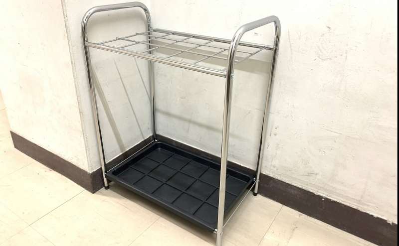 傘は出入口前の傘立てにお願いします。