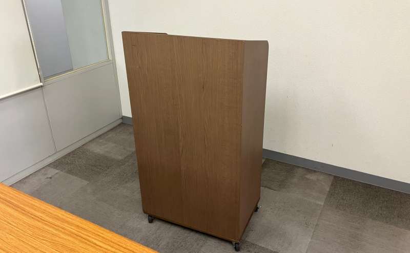 講演会、展示会などイベント会場のスピーチで使用する演台・司会台も無料で貸し出ししております。 パソコンや資料、荷物を置くのにとても便利です。