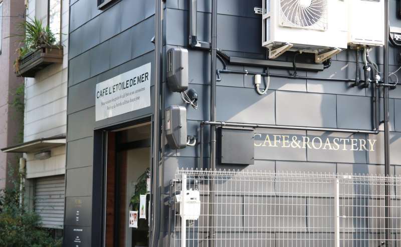 CAFE L'ETOILE DE MER の外観です　黒い建物が目印です