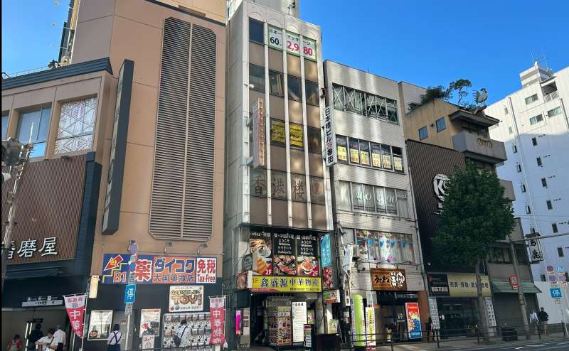 一番左が「日本橋駅」②出入口のあるパチンコ屋、その２件隣にお越しください。