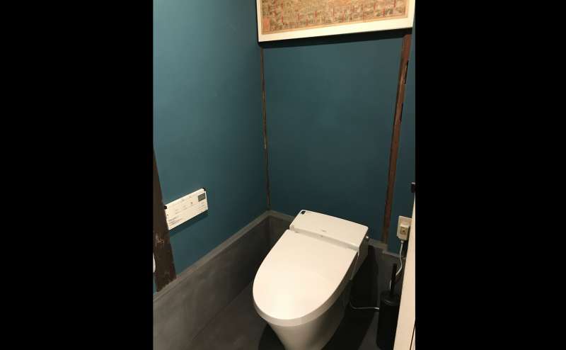 トイレ空間はピーコックブルーの落ち着いた色調。ウォシュレット付きの綺麗な洋式です。