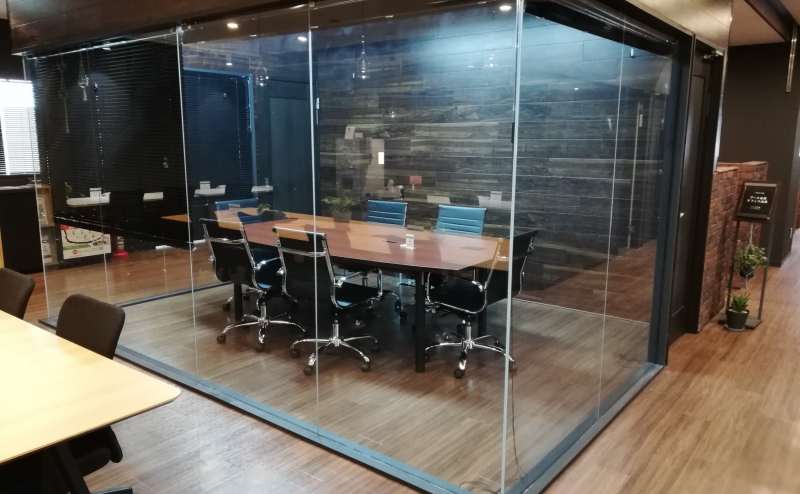 おしゃれなガラス張りのミーティングルーム