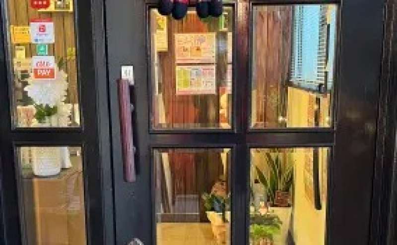 オシャレなアンティーク調の扉です。東武東上線鶴瀬駅から徒歩4分の駅近サロンです