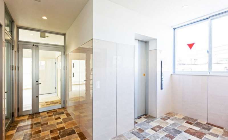 ９人乗りのエレベーター。ベビーカーのご利用も安心です