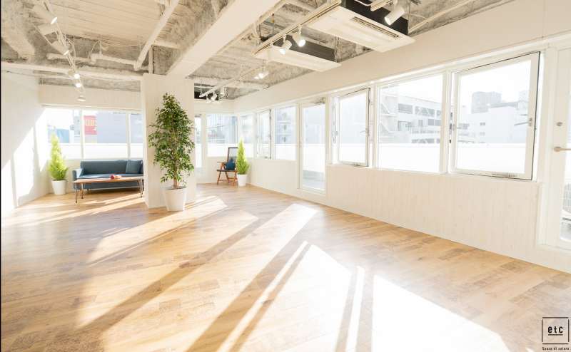 光の差し込みやすいメインルーム