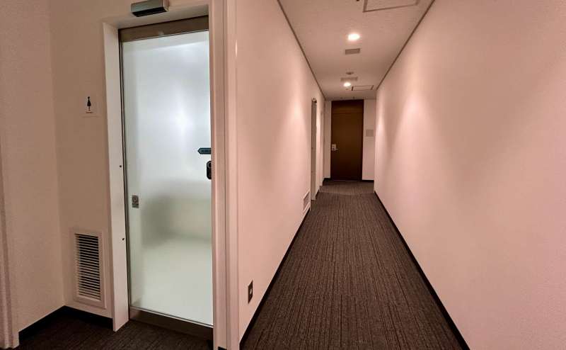 【女子トイレは、男子トイレの奥にございます。】