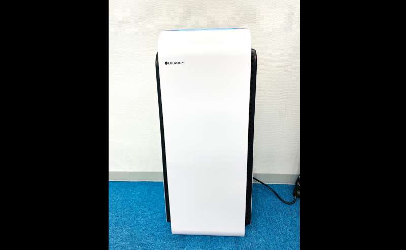 コロナ対策として高性能空気清浄機を導入いたしました。 スウェーデン製のブルーエアーの最新機種となります。 ウイルス除去率99.99%を誇ります。病院、ホテルで利用される世界有数の空気清浄機です。