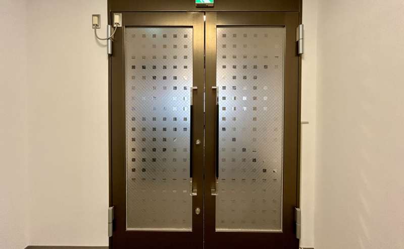 【オートロックのため、一時退出時は必ずカードキーをお持ちください】