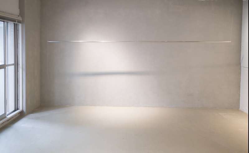 モルタル壁×モルタル床エリア｜ワイヤー吊り下げ式ラックは幅3.6m