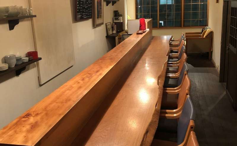 夜の店内は隠れ家的なスペースとしてのご利用にぴったり。35㎡のスペースを格安でご利用いただけます