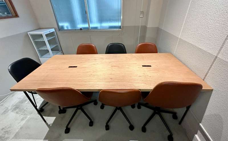 【対面で着席できるので、会議や打ち合わせにオススメです】 - 錦糸町 ロジコーヒー、 Meeting Roomの写真