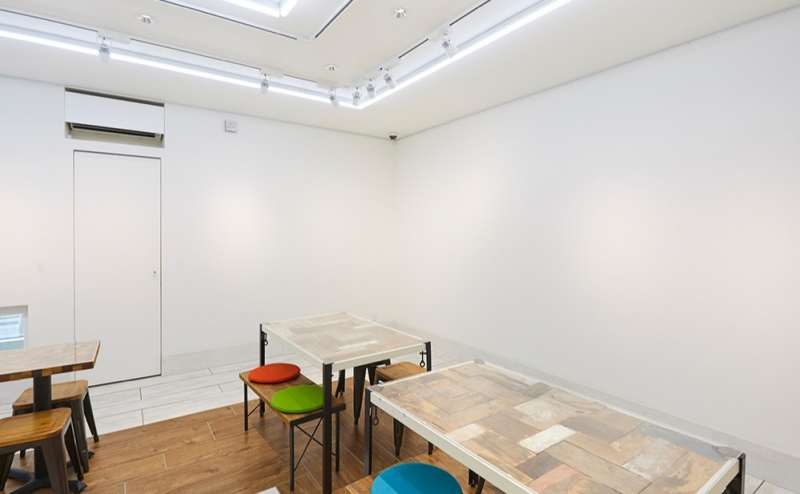 cafe galleryのカウンターより奥の様子です 落ち着いた雰囲気のカフェです