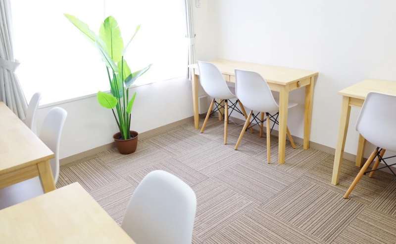 駅近の明るい完全個室を格安でご提供しております。テレワークやセカンドオフィスに、ぜひご利用ください
