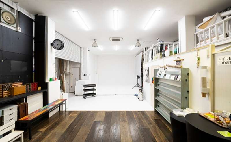 天井高3,6m,床面積80㎡,白ホリのスタジオです。奥行5mの白ホリに加え、6m以上の引きが取れます。 モデル撮影、アクセサリーや雑貨、家具や自転車等大きなものまで撮影が可能です。