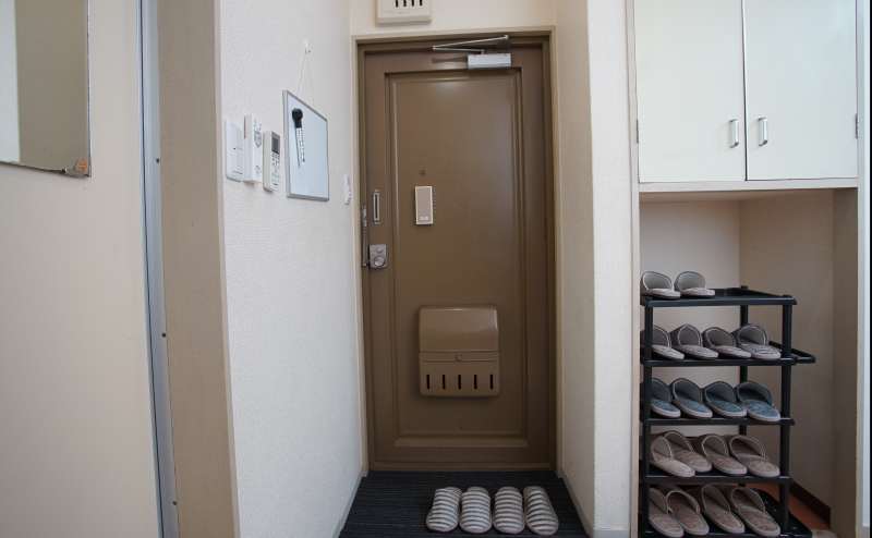 玄関でスリッパに履き替えてください。