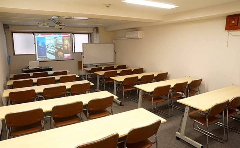 JR新大阪駅東口から徒歩1分。階段を降りるとすぐに見える建物の中にあります