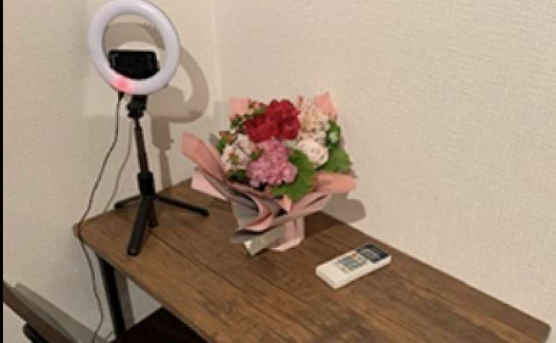 スマホ撮影用リングライトも設置いたしました。机とチェアもご利用いただけます