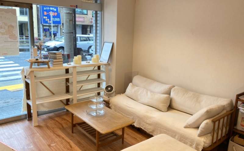 店内にはくつろげるソファーも置いてあります。