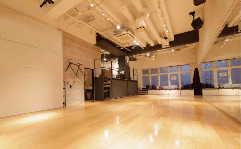 スタジオスペースは60㎡超えと広々。2階にはラウンジスペースもあり使い方は自由自在です。ご相談ください