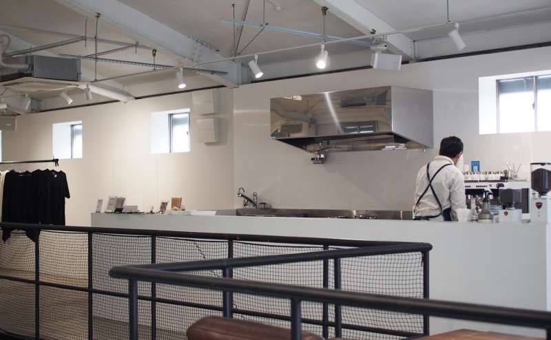 スペース内にキッチンを併設。