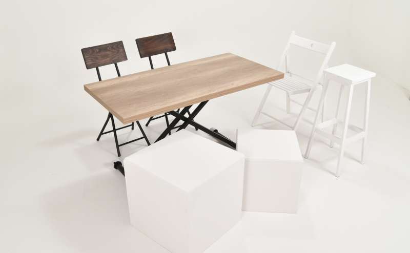 テーブル・椅子。