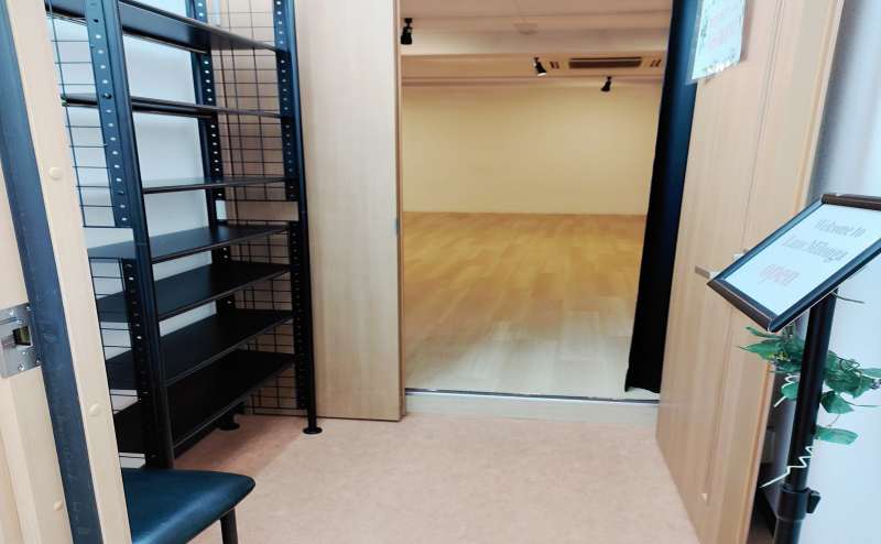 防音扉を開けるとアイアンイスと黒のシューズラックで統一のフロントエリア。