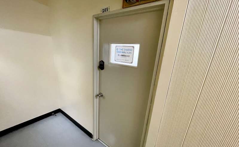 【廊下を突き当りまで進んで右側に205号室があります。ドアノブの上に付いている黒い電子錠を予約完了時にお伝えしている番号で開けてください】 - TIME SHARING 秋葉原 和泉ビル205の写真