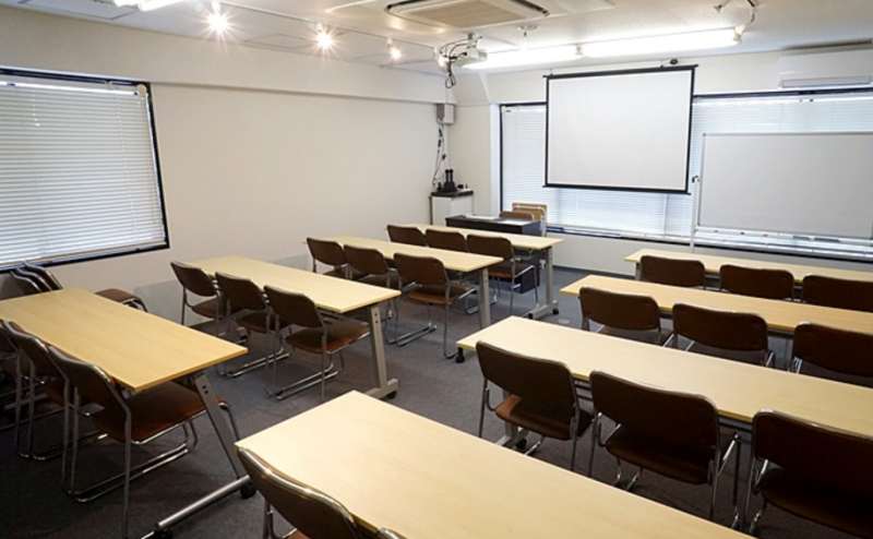 窓側にスクリーンがございます。すべての備品は無料でご利用いただけます