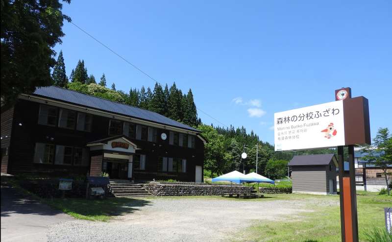 施設外観　この建物を目印にお越しください。駐車場は校庭どこでもOK