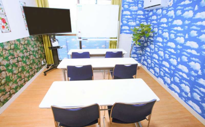 スクール型のレイアウトです。会議や打ち合わせにもご利用ください