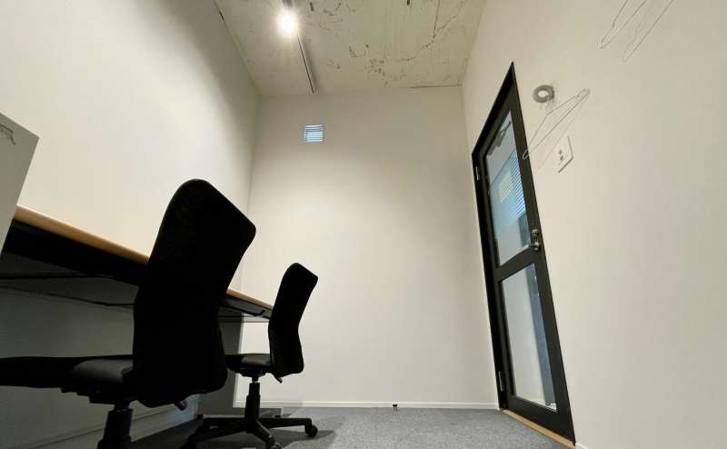 【真っ白な壁×剥き出しの天井×レールライトがおしゃれな空間】 - TIME SHARING 六本木 第6DMJビル 4Aの写真