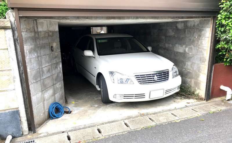 ガレージには高さのないセダンタイプなら一台停められます（施設共有・先着順）