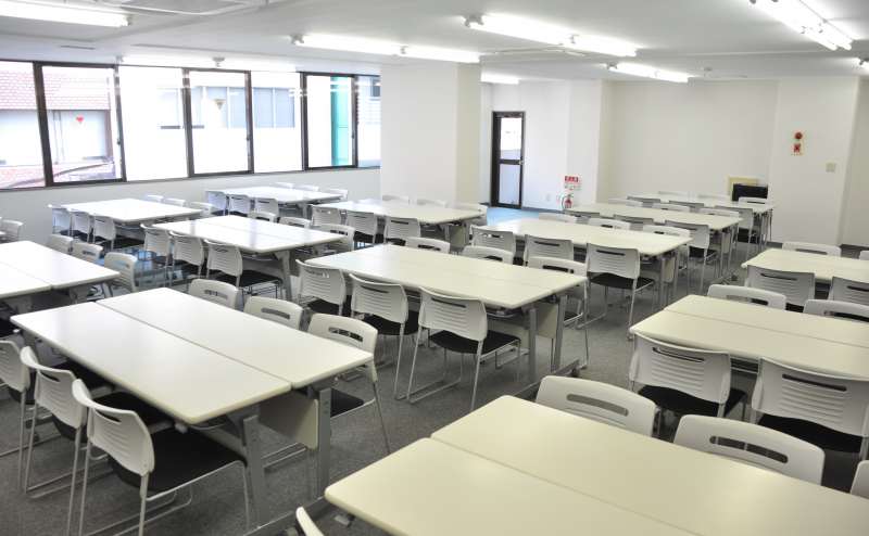 約136㎡の会議室は島型レイアウトで最大83名収容可能！大規模セミナーにも