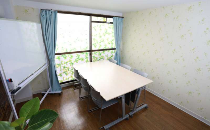 最大収容6名様。飲食自由です。長時間のご利用に便利な格安スペースです