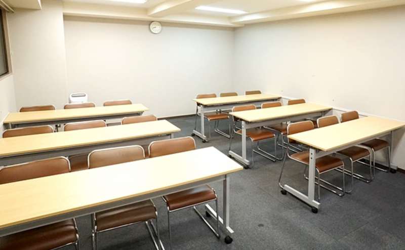 Wi-Fi、プロジェクター、スクリーンなど、会議に必要な備品を完備しております