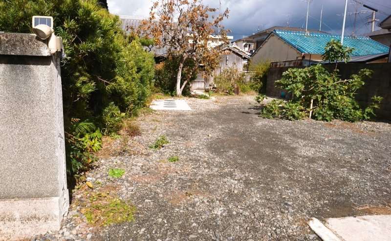 駐車場から通用口に向かって