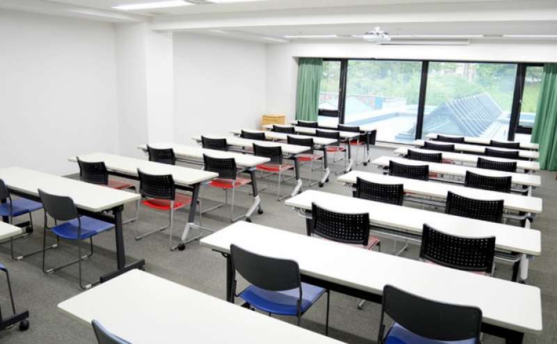 大きめの窓を開けると、グリーンの自然の景色が眺められます