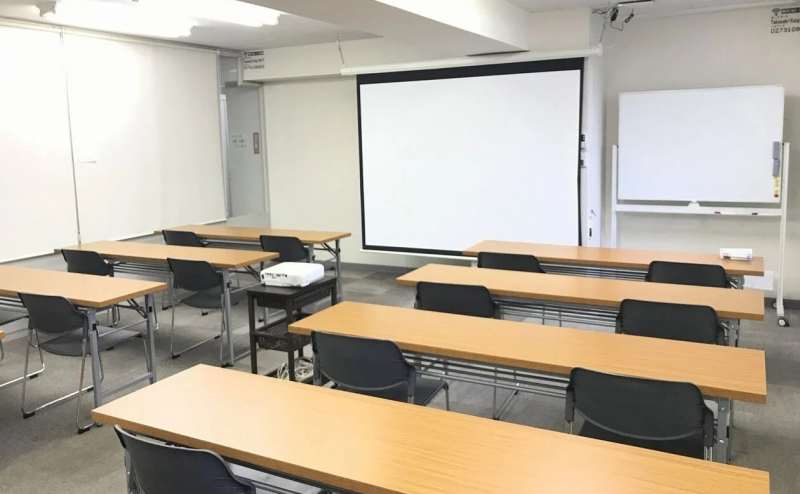 WiFiも完備しておりますので、ビジネスでのご利用にも適しております。 100inchスクリーン。